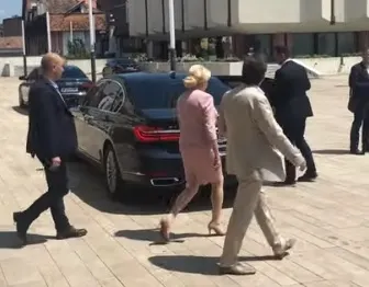 Coloana oficială a lui Dăncilă, pe interzis, la Târgu Mureș. Mașinile, pe spațiul pietonal