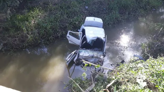 Beat și fără permis, a "zburat" cu mașina de pe pod, la Gherla: două victime