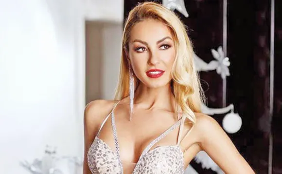 Flavia Mihăşan alăptează în public