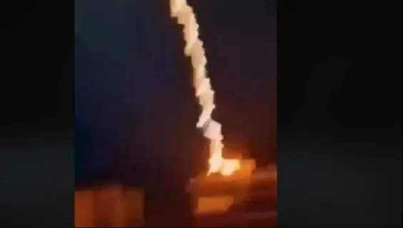 Imagini terifiante în Grecia! Momentul în care un fulger lovește o clădire. VIDEO