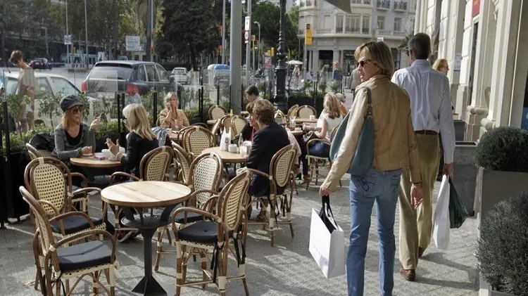 Orașul european preferat de milioane de turiști va interzice fumatul pe terasele restaurantelor