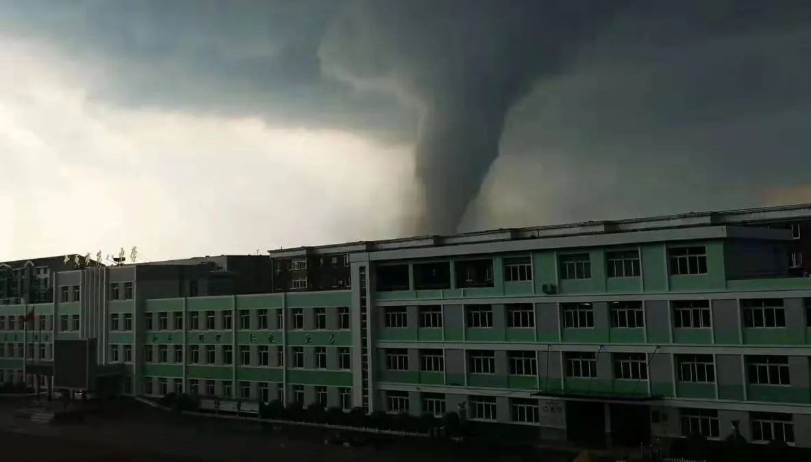 O tornadă-monstru de 15 minute a făcut sute de victime și a devastat un oraș -IMAGINI ȘOCANTE