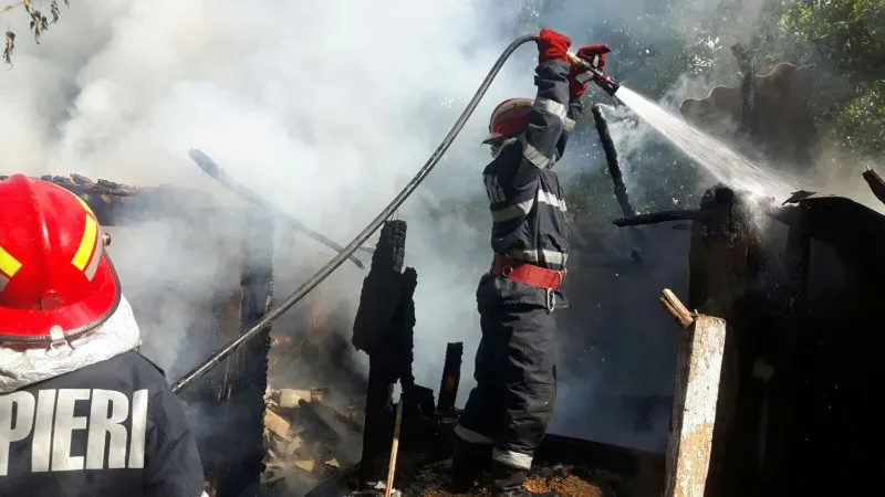 Incendiu la Topliţa. Au ars 3 maşini. Între flăcări s-au aflat 175 de butelii pline cu gaz