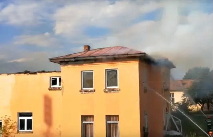 Incendiu la un cămin cultural din Olt | VIDEO