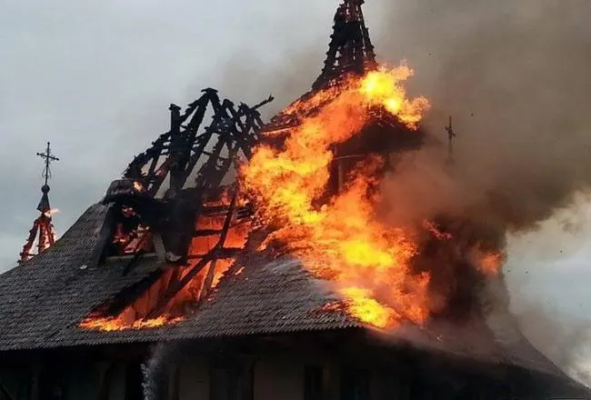 Incendiul catastrofal la Mănăstirea Râmeț, stins după 7 ore (VIDEO+FOTO)
