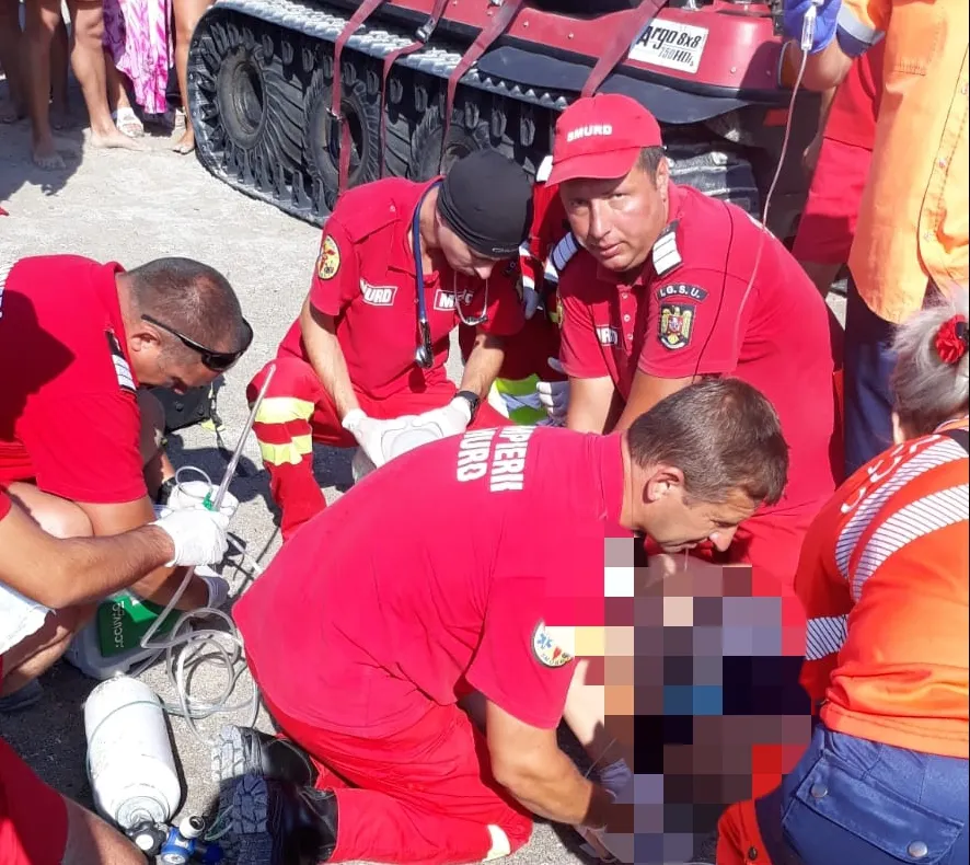 Alertă la Saturn. Bărbat înecat, scos din valurile mării(Video)
