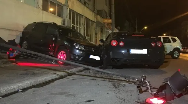 A intrat cu bolidul în mașinile polițiștilor