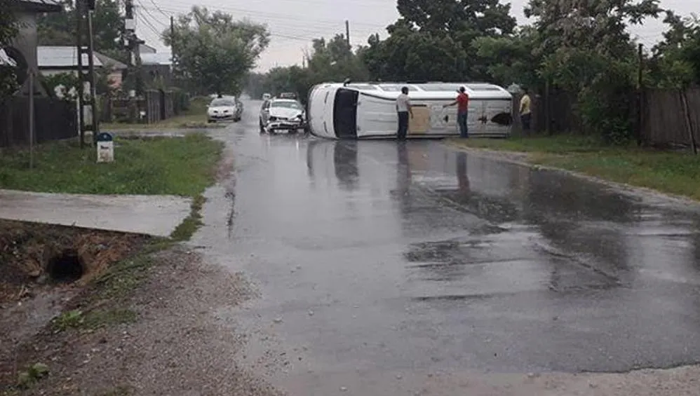 Impact. Un microbuz s-a răsturnat după ce s-a ciocnit de un autoturism