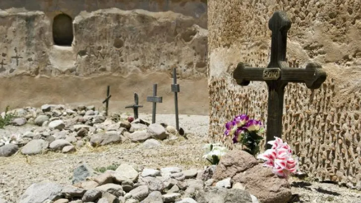 A născut în sicriu. Descoperirea șocantă făcută când au dezgropat-o
