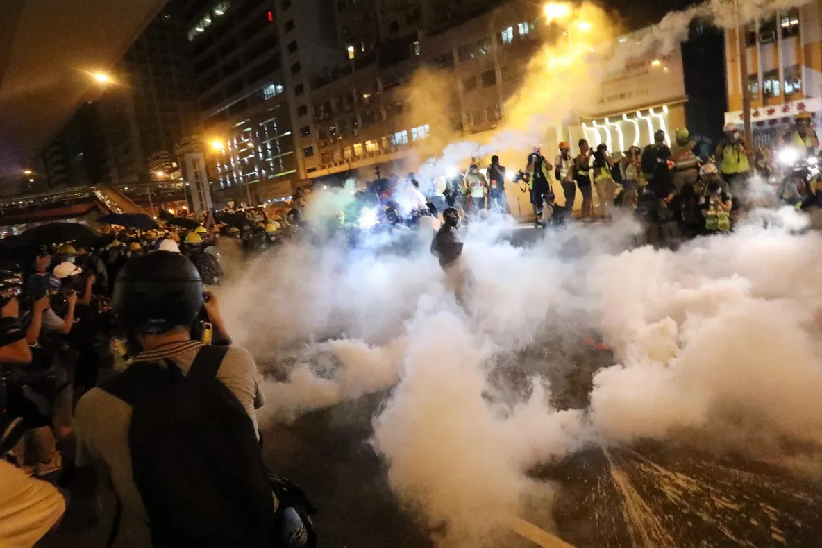Violenţă extremă pe străzile Hong Kong-ului, zeci de oameni bătuţi cu sălbăticiei (VIDEO)