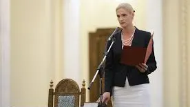 Ramona Mănescu a uitat să-și facă semnul crucii la ceremonia de învestire