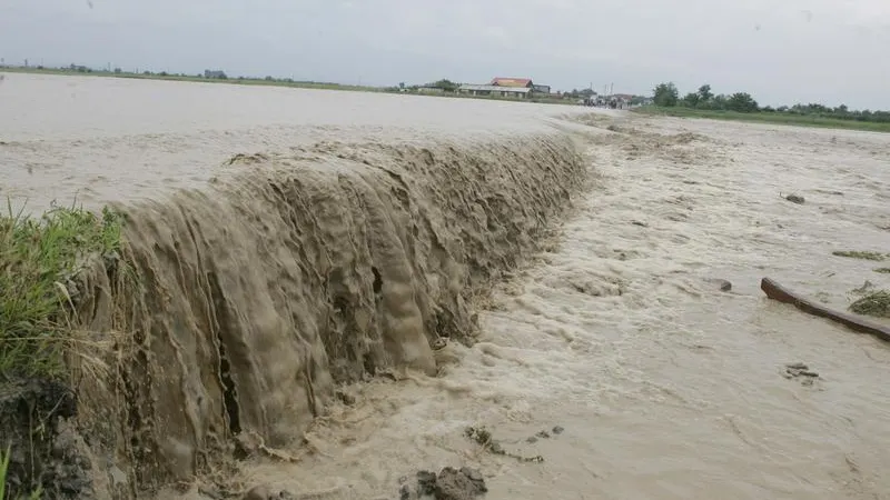 ALERTĂ! Substanţă necunoscută, deversată în râul Olt. Imagini incredibile