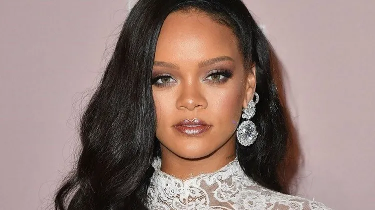 Rihanna aproape că și-a scăpat telefonul din mână când a văzut cum arată noua ei sosie