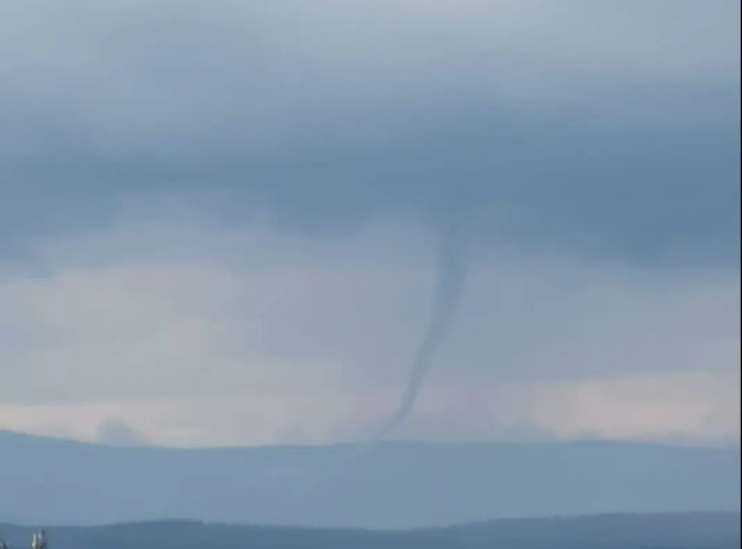 România, ţara tornadelor! Fenomen spactaculos surprins la Miercurea Ciuc