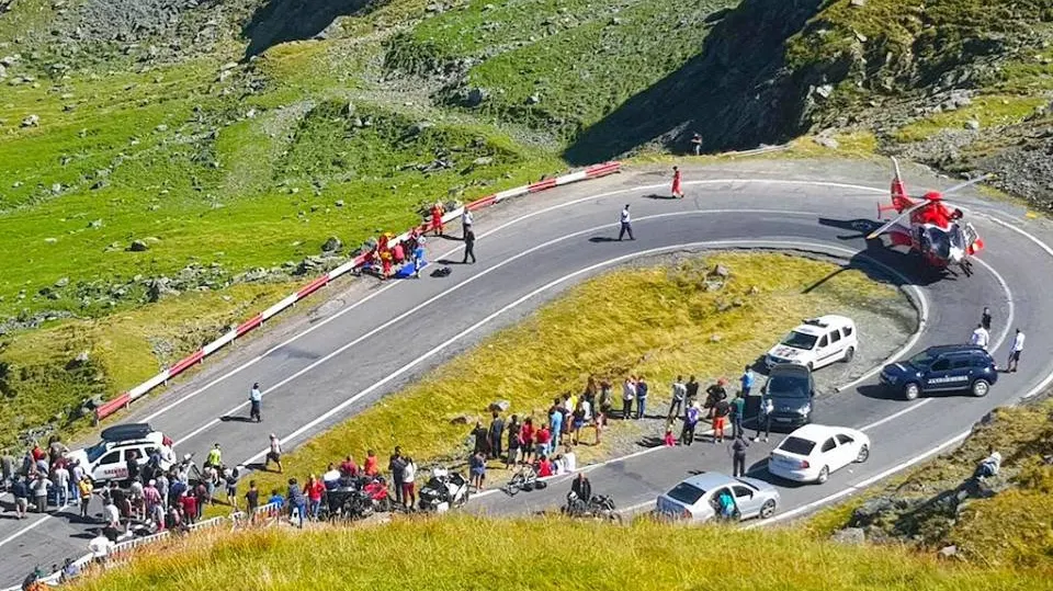 Pericol pe Transfăgărăşan din cauza unor puşti teribilişti: s-au urcat pe capota unei maşini în mers