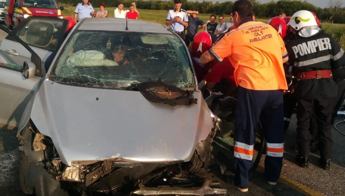 Impact frontal în județul Olt. O persoană a murit și o alta este rănită