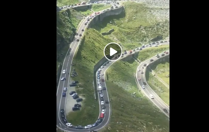 Imagini incredibile. Trafic bară la bară pe Transfăgărășan