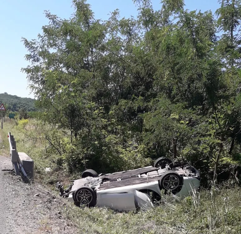 Mașină răsturnată, pe DN14. Doi copii, printre victime