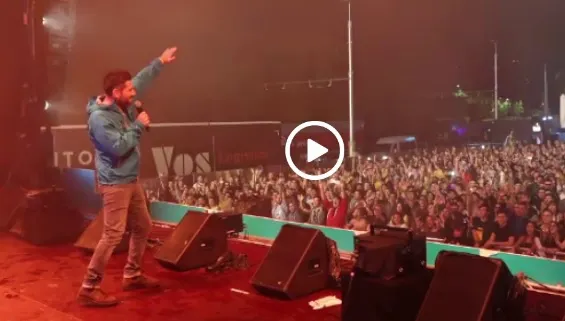 Alex Dima (Pro TV) pe scena UNTOLD, unde a transmis un mesaj emoţionant în contextul cazului Caracal