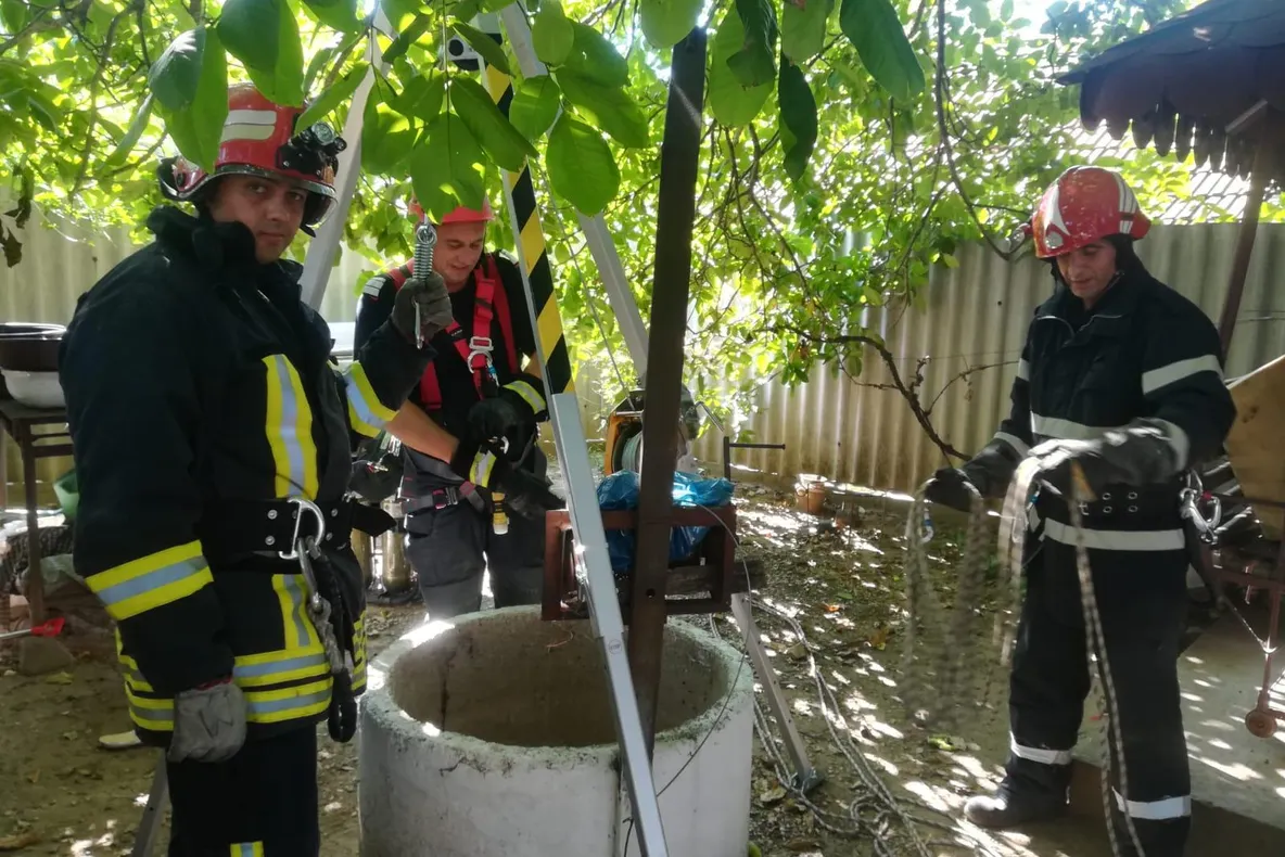 O femeie a murit după ce a căzut într-o fântână adâncă de circa 17 metri