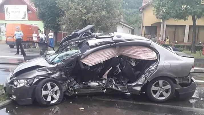 Accident cumplit, în Baia Mare! Un mort, după ce mașina i-a fost pur și simplu spulberată