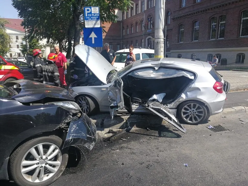 Grav accident în centrul Clujului! 5 persoane au fost rănite. Imagini cumplite