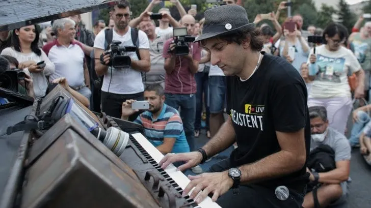Pianistul Davide Martello şi-a anulat concertele pentru a veni în România la protestul din 10 august