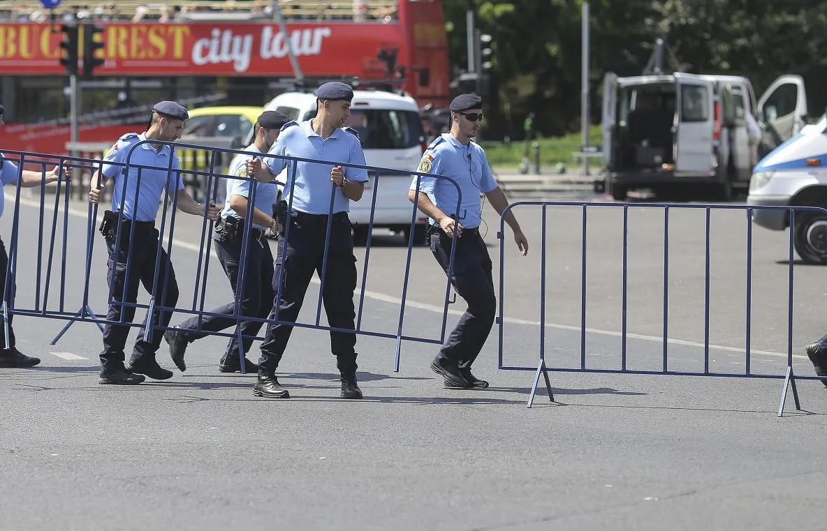 Bărbat, prins cu un cuțit asupra sa în Piața Victoriei