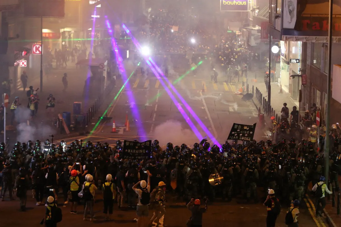 O nouă zi de proteste masive pro-democrație în Hong Kong. Amenințările Chinei