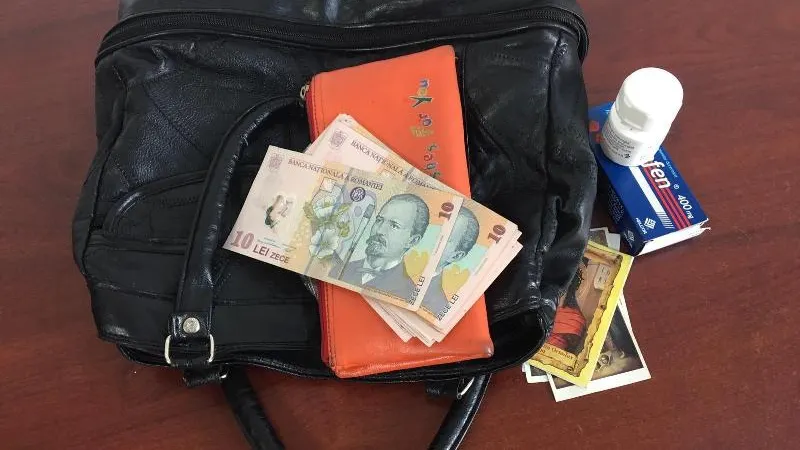 A găsit o geantă cu bani la intrarea într-un magazin. Este IREAL ce a făcut cu ea!