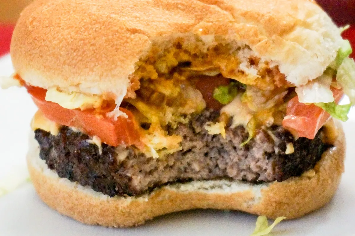 Hoț român, prins după 10 ani cu ajutorul unui hamburger! Cum a fost posibil