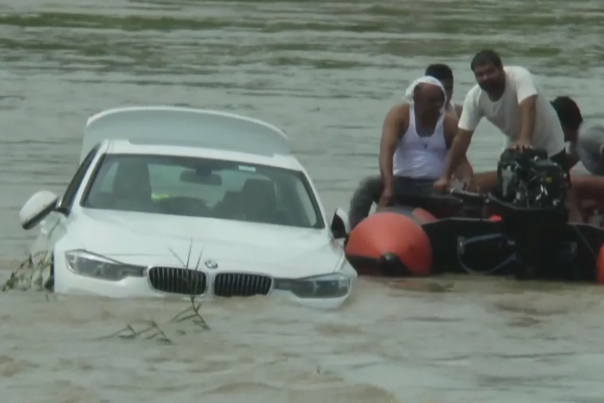 VIDEO Și-a aruncat BMW-ul în râu, de supărare că n-a primit Jaguar!