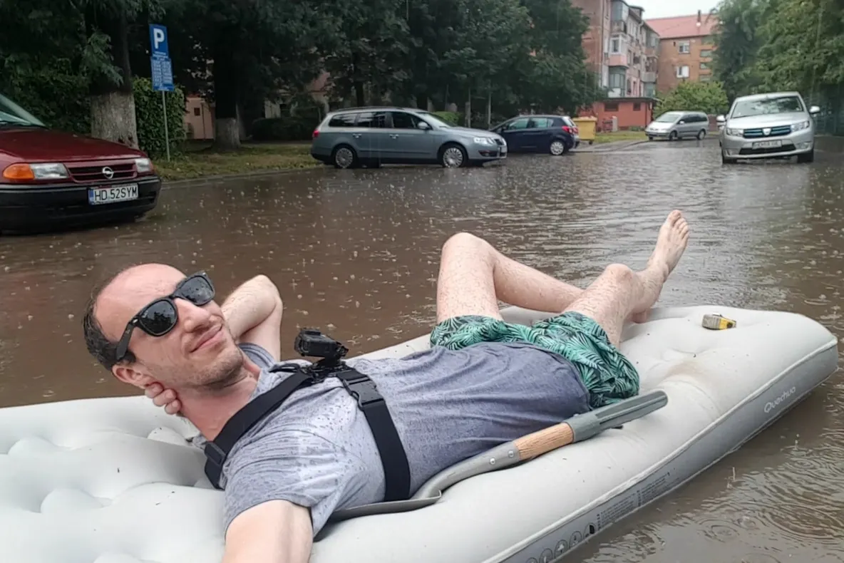 Cu salteaua pe post de barcă pe „lacul urban” din Hunedoara. Gestul care a devenit viral al unui tân