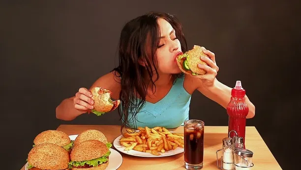 STUDIU. Carantina totală ne îngrașă
