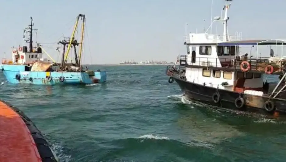 Alertă pe Marea Neagră! Pescador, în pericol să se scufunde VIDEO