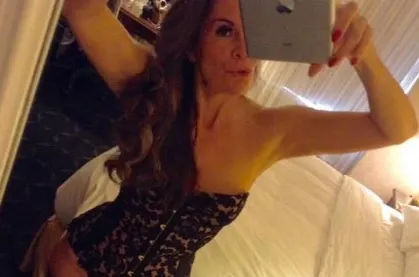 Face o avere colosală din fotografii. Cum se pozează această văduvă a șocat, dar nu se oprește aici!