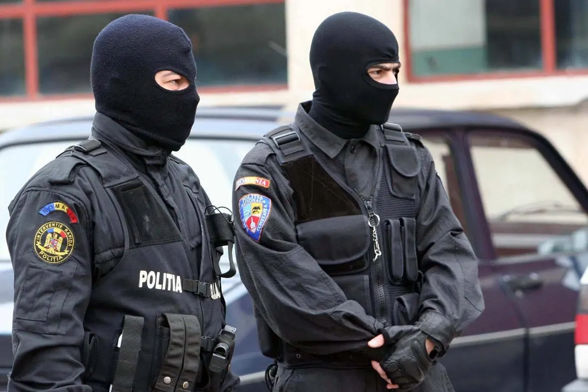 Polițist bătut de doi bărbați. Motivul este ireal