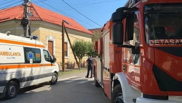 Muncitor electrocutat, rămas agățat de stâlp, la Timișoara. Colegul său, prăbușit de la înălțime