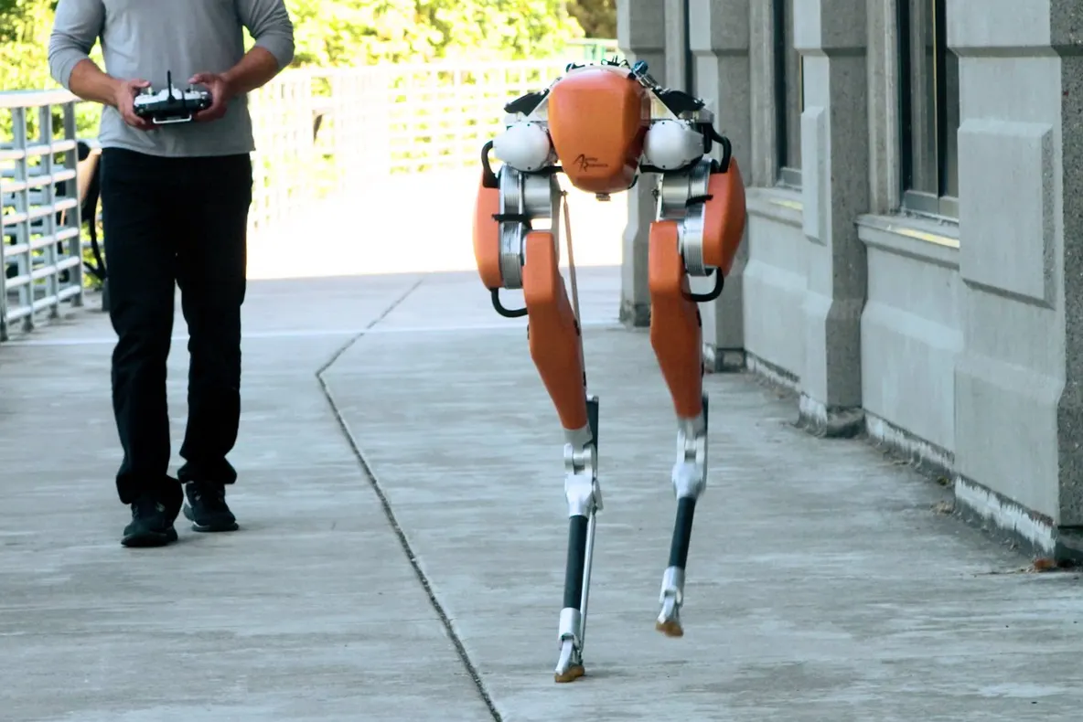 Robotul revoluționar creat de savanți care poate imita mersul uman