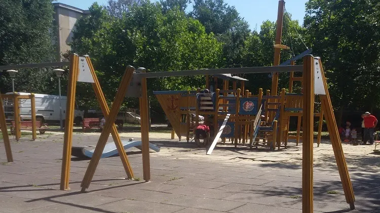 Cum arată spaţiile de joacă din sectorul 5 după "reabilitarea" de 54 miloane de euro