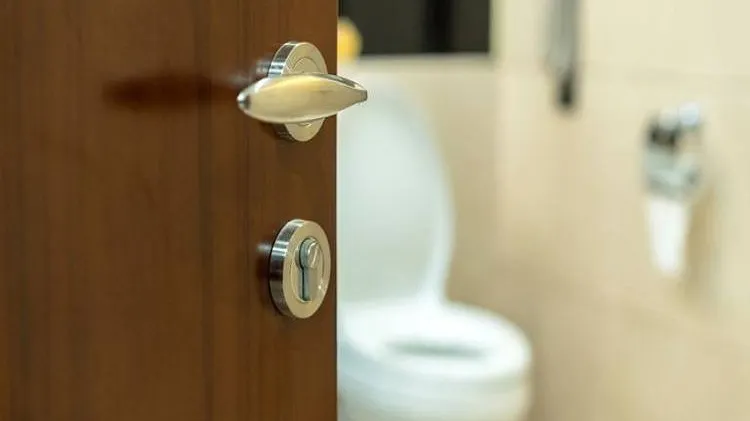 Au apărut toaletele anti-sex. Cum arată şi ce înseamnă