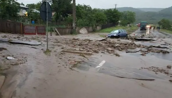 Transalpina BLOCATĂ de aluviuni de pe versanți, după o ploaie torențială