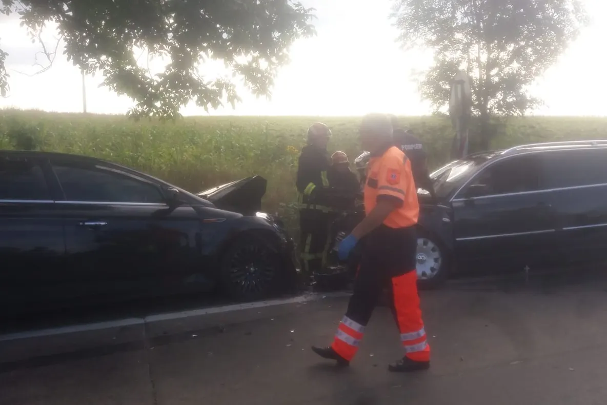 Impact frontal între două mașini. Cinci victime, printre care și doi copii