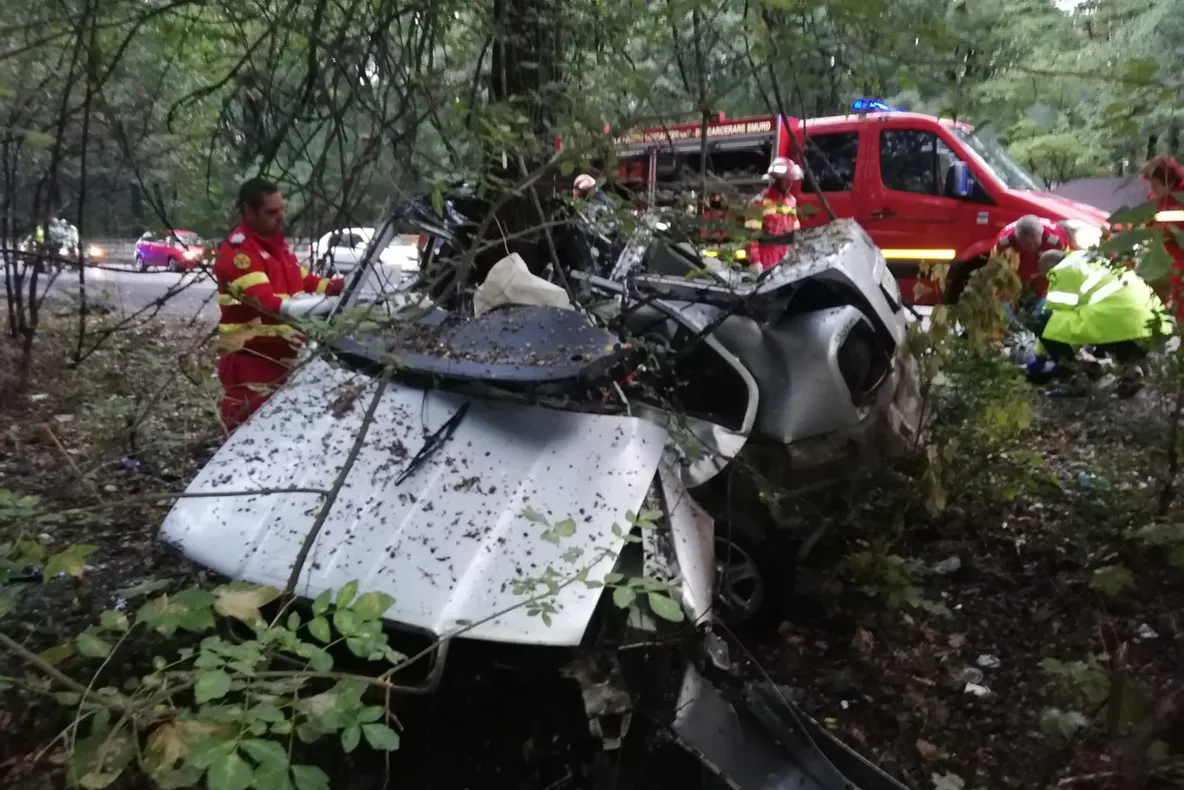 Tragedie la Constanța! S-a încolăcit cu mașina într-un copac