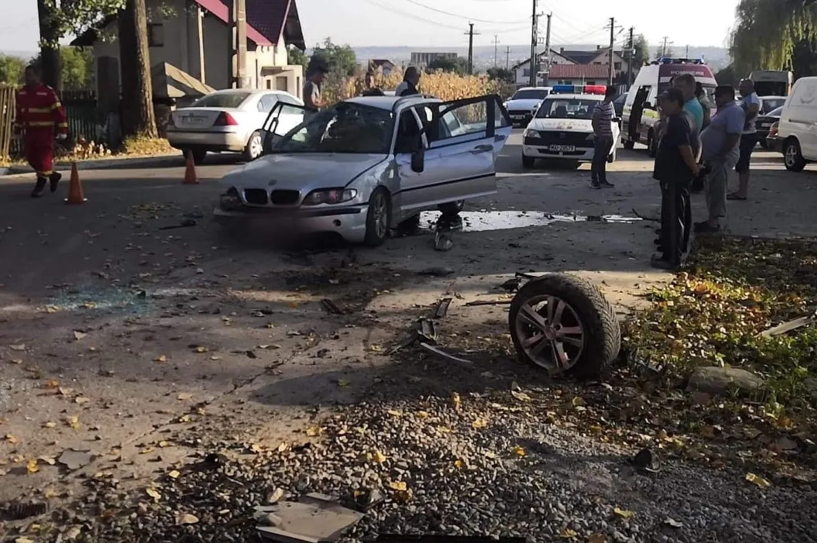 O maşină s-a răsturnat în judeţul Suceava: doi copii și doi adulți au ajuns la spital
