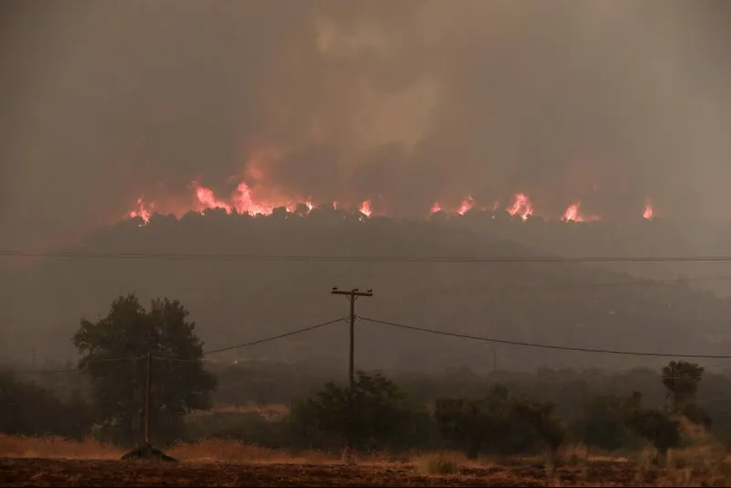 Incendiu puternic în Atena. Pompierii se luptă cu focul