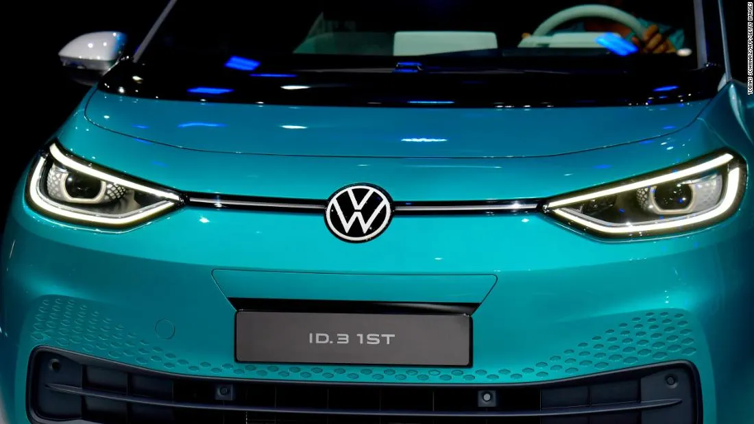 Volkswagen și-a schimbat sigla. Cum arată noul logo al gigantului auto