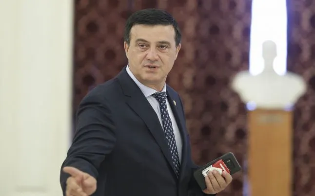 Bădălău, contracte bănoase de la stat pentru cumetrii săi