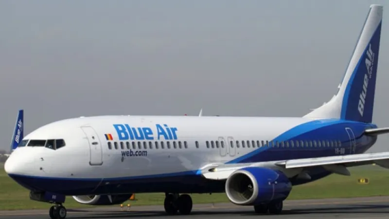 VIDEO Incident într-un avion românesc. Un pasager a luat la bătaie o stewardesă