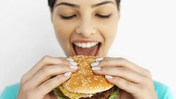 Experimentul pe care specialiștii nu îl recomandă: ce pățești dacă mănânci doar de la fast food